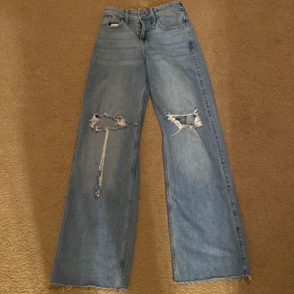 Hollister, knee rip slightly ripped besides that good condition